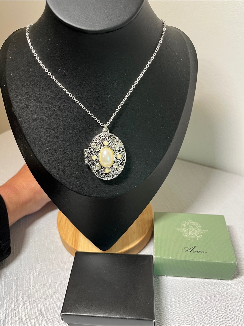 Avon Iconic Pearly Locket 
Silver-Tone Filigree l Necklace
NEW
Extender. Box.
